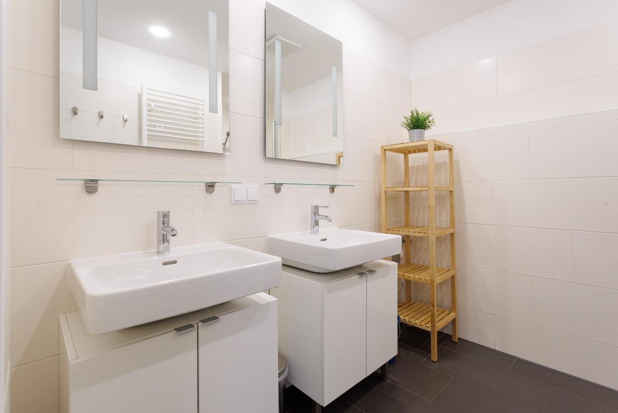 Spacious Group With Balcony Apartment Wien